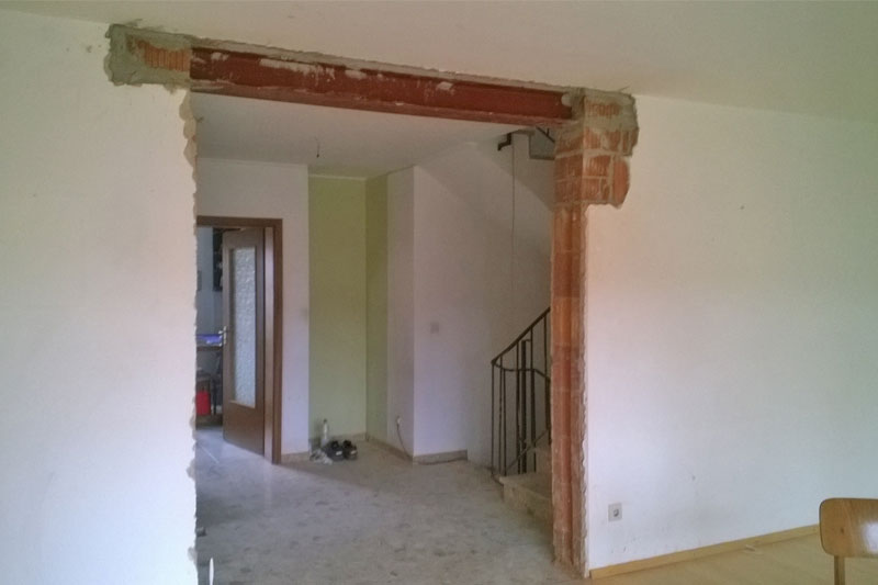 Sanierung einer Doppelhaushälfte in Zeitlarn, Landkreis Regensburg, Bauphase Wanddurchbruch zum Wohnzimmer