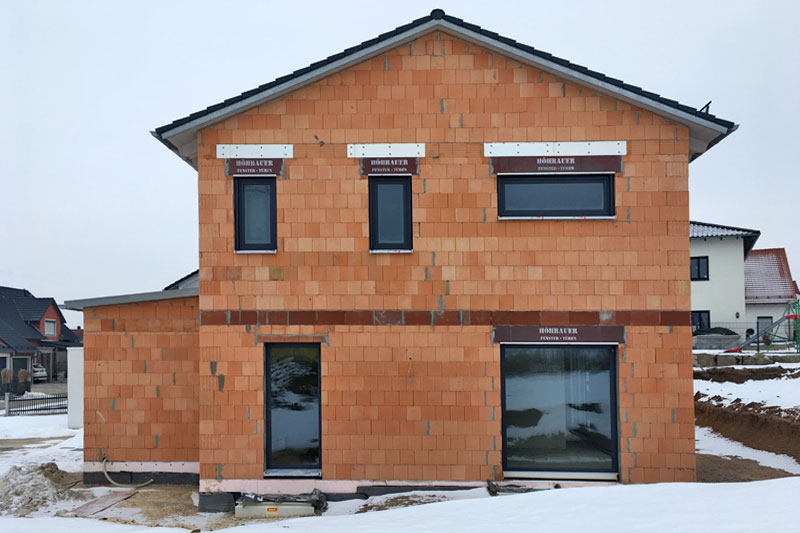 Einfamilienhaus mit Doppelgarage in Köfering, Landkreis Regensburg, Bauphase Seitenansicht