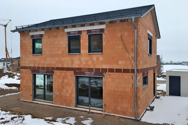 Einfamilienhaus mit Doppelgarage in Köfering, Landkreis Regensburg, Bauphase Südseite