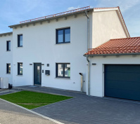 Doppelhaus In Alteglofsheim, Lkr. Regensburg, Außenansicht Mit Garage