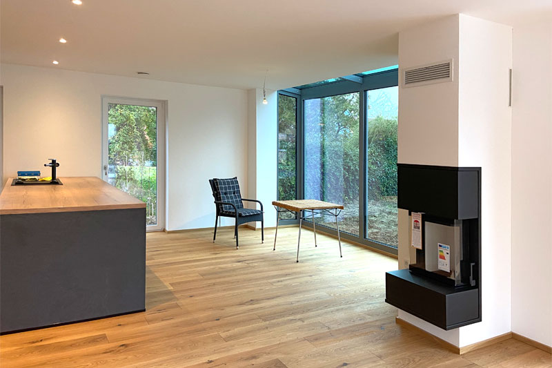 Neubau Einfamilienhaus in Barbing, Lkr. Regensburg, Küche und Essbereich mit Kamin