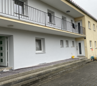 Energetische Sanierung Eines Mehrfamilienhauses Baujahr Ca. 1920 In Regensburg, Stadtteil Burgweinting, Straßenansicht, Abbruch Der Vorhandenen Kamine, Erneuerung Der Gasheizung Durch Eine Kaskaden-Luft-Wärmepumpe, Photovoltaik-Anlage Zur Unterstützung Der Heizung- Und Stromversorgung Des Hauses, Errichtung Von Wallboxen Für Die Mietwohnungen, Dämmungsmaßnahmen Der Geschoßdecken
