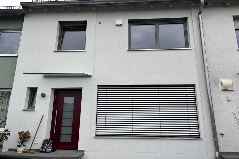 Sanierung eines Reihenmittelhauses Baujahr ca. 1960 in Regensburg Stadtteil Kumpfmühl-Ziegetsdorf-Neuprüll, Außenansicht Visualisierung Straßenseite