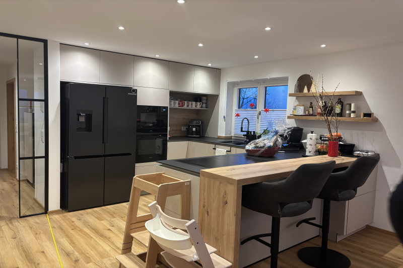 Sanierung eines 3-Fam.Hauses Baujahr ca. 1960 in Obertraubling, Landkreis Regensburg, Eingangsbereich Bestand