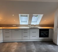 Sanierung Einer Dachgeschoßwohnung In Einem 4-Fam.haus, Baujahr Wohnhaus Ca. 1980 In Regensburg, Stadtteil Großprüfening-Dechbetten-Königswiesen, Bestehender Wohnraum Ohne Küche, Wandabbruch Und Einbau Eines Dachflächenfensters Zum Einbau Einer Küchenzeile