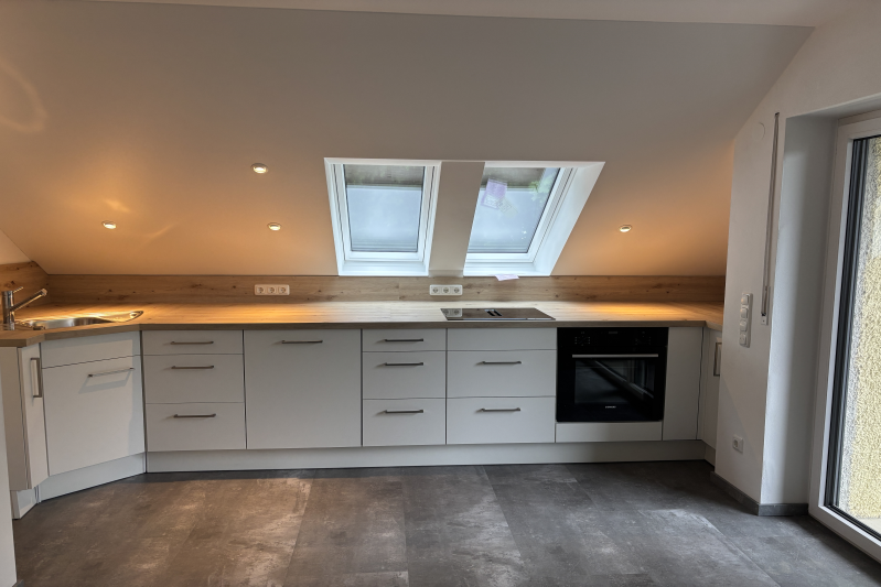 Sanierung einer Dachgeschoßwohnung in einem 4-Fam.Haus, Baujahr Wohnhaus ca. 1980 in Regensburg, Stadtteil Großprüfening-Dechbetten-Königswiesen, bestehender Wohnraum ohne Küche, Wandabbruch und Einbau eines Dachflächenfensters zum Einbau einer Küchenzeile