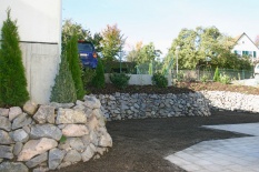 Gartengestaltung mit Stützmauer