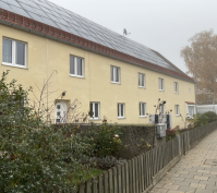 Energetische Sanierung Eines Mehrfamilienhauses Baujahr Ca. 1920 In Regensburg, Stadtteil Burgweinting, Straßenansicht, Abbruch Der Vorhandenen Kamine, Erneuerung Der Gasheizung Durch Eine Kaskaden-Luft-Wärmepumpe, Photovoltaik-Anlage Zur Unterstützung Der Heizung- Und Stromversorgung Des Hauses, Errichtung Von Wallboxen Für Die Mietwohnungen, Dämmungsmaßnahmen Der Geschoßdecken