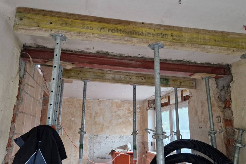 Sanierung eines Reiheneckhauses in Regensburg, Stadt, Baubeginn Stahlträger Küche
