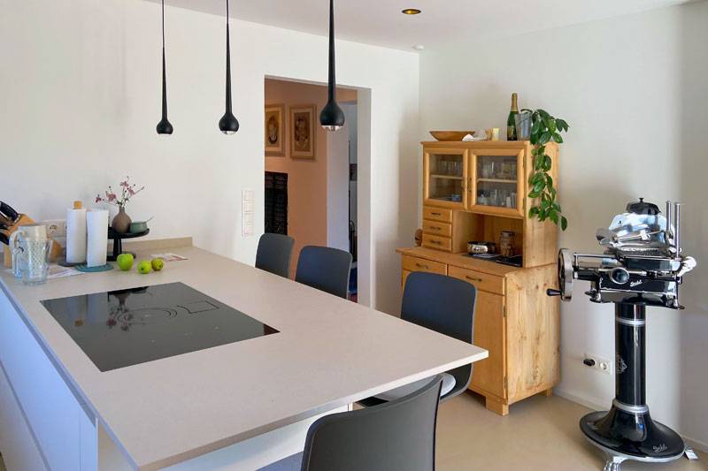 Sanierung eines erdgeschossigen Wohnbereichs mit Küchenneugestaltung in Obertraubling, Ortsteil Oberhinkofen, Bestandsansicht Küche von oben