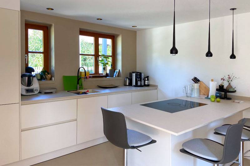 Sanierung eines erdgeschossigen Wohnbereichs mit Küchenneugestaltung in Obertraubling, Ortsteil Oberhinkofen, Bestandsansicht Küche von oben
